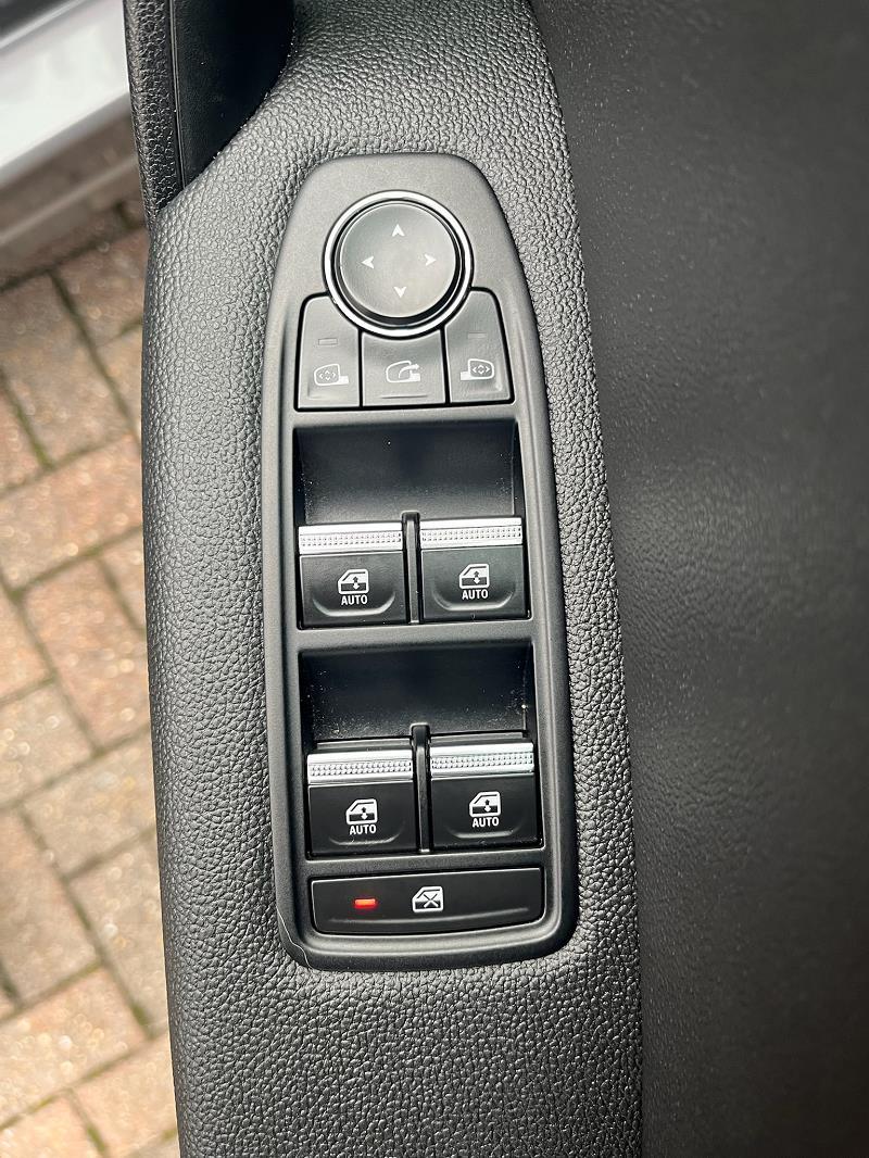 2024 24 Renault Captur 1.6 E-tech Full Hybrid 145 Techno 5dr Auto Hybrid Electric Automatic In Grey/black