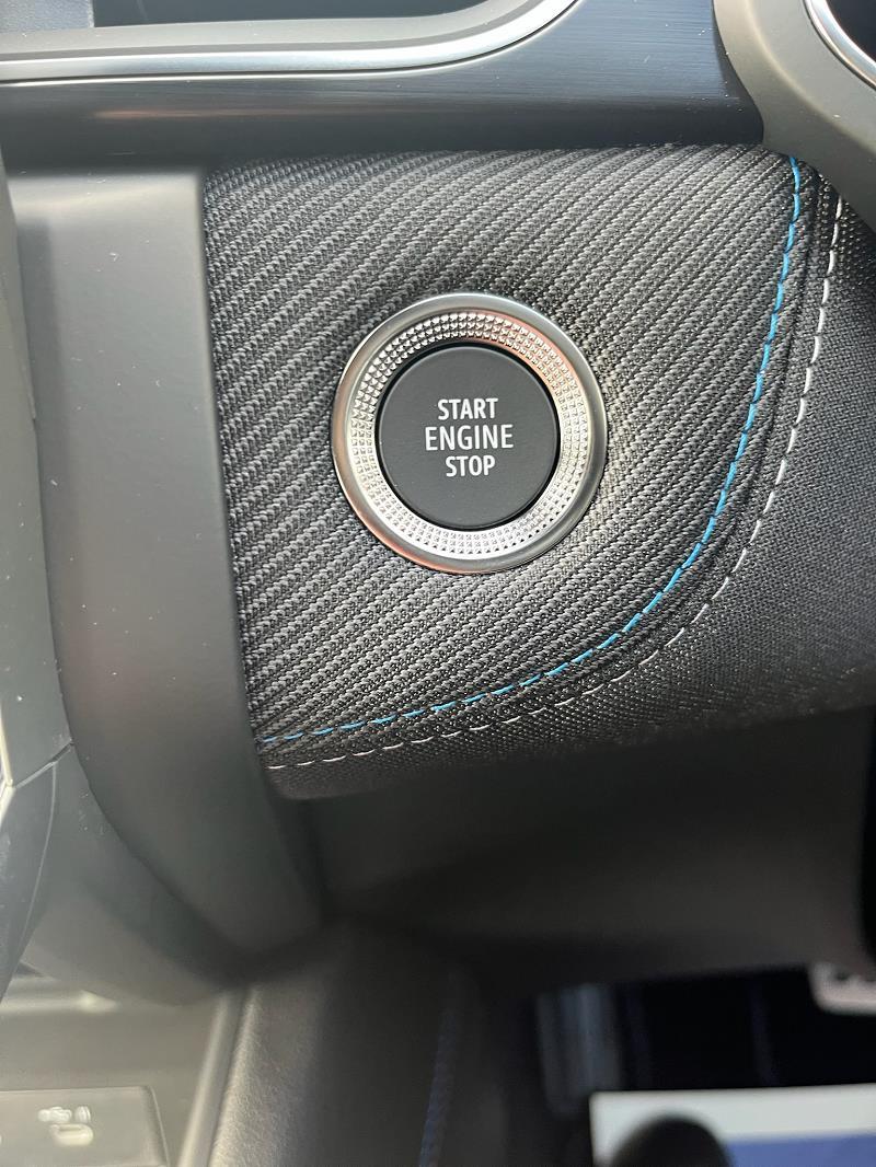 2025 75 Renault Captur 1.8 E-tech Full Hybrid 160 Esprit Alpine 5dr Auto Hybrid Petrol Automatic In Arctic White / Black Roof