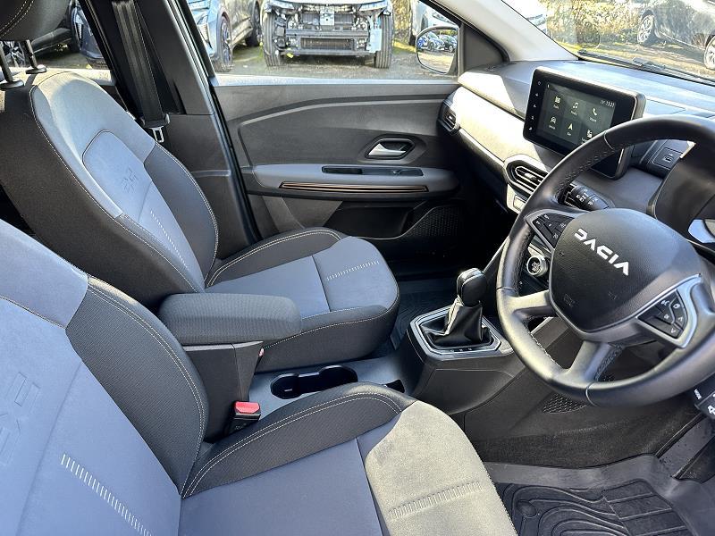 2024 73 Dacia Jogger 1.6 Hev Extreme 5dr Auto Hybrid Petrol Automatic In Cedar Green